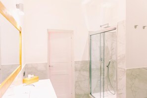 Ducha, bidet, toallas, papel higiénico