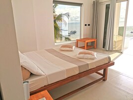 Minibar, caja de seguridad en la habitaciĂłn y escritorio