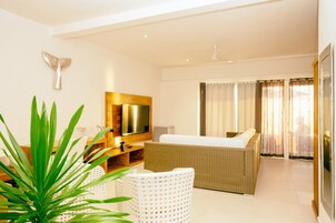 Minibar, caja de seguridad en la habitación y escritorio 