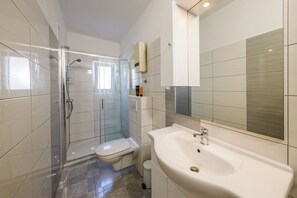 Douche, sĂšche-cheveux, serviettes fournies