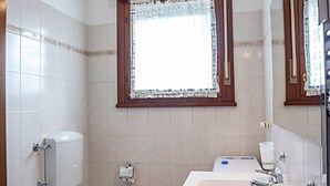 Ein Badezimmer mit Toilette, Bidet und Waschbecken.