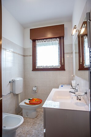 Departamento, 2 habitaciones | Baño | Regadera, pantuflas, toallas 