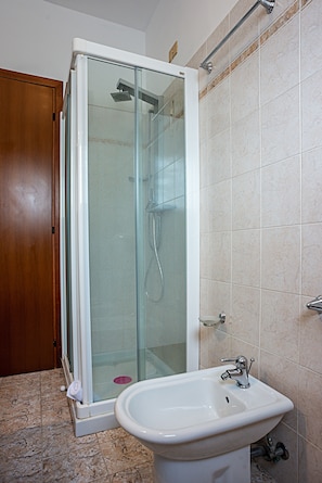 Apartment, 2 Schlafzimmer | Badezimmer | Dusche, Hausschuhe, Handtücher