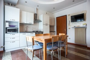 Appartamento, 2 camere da letto | Cucina privata | Pentole/stoviglie/utensili