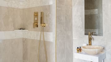 Doppia Deluxe | Bagno | Doccia, set di cortesia gratuito, asciugacapelli, bidet