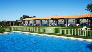 Kolam renang outdoor, dengan kursi berjemur