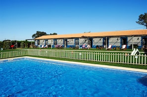 室外游泳池,日光浴躺椅