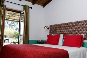 Phòng đôi, quang cảnh vườn | Minibar, trang trí khác biệt, trang bị nội thất với thiết kế riêng biệt 