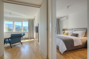 Suite, vue ville | Minibar, coffres-forts dans les chambres, bureau