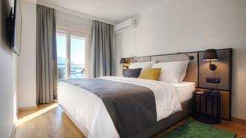 Suíte, vista para o mar | Frigobar, cofres nos quartos, escrivaninha
