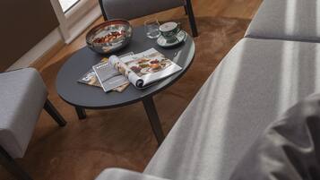 Habitación Deluxe, vistas a la ciudad | Zona de estar | Una televisión LED