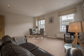 Apartment, 2 Bedrooms (7) | Living area