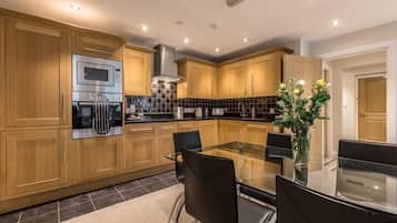 Apartment, 2 Bedrooms (4) | Private kitchen | Fridge, microwave, oven, stovetop