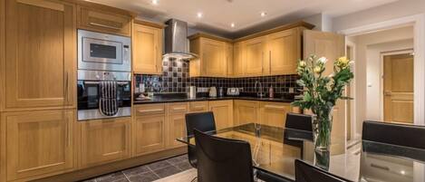 Appartement, 2 chambres (4) | Cuisine privée | Réfrigérateur, four à micro-ondes, un four, surface de cuisson