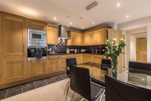 Appartement, 2 chambres (4) | Cuisine privée | Réfrigérateur, four à micro-ondes, un four, surface de cuisson