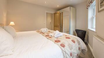 Apartment, 1 Bedroom (2) | Desk, iron/ironing board, free WiFi, bed sheets