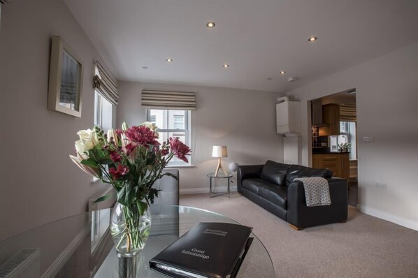 Lägenhet - 2 sovrum (7) | Vardagsrum | Platt-tv och dvd-spelare