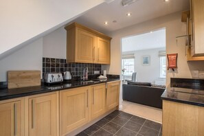 Appartement, 2 chambres (7) | Cuisine privée | Réfrigérateur, micro-ondes, four, plaque de cuisson