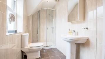 Apartment, 2 Bedrooms (7) | Bathroom | Hair dryer, towels