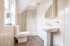 Apartment, 2 Bedrooms (7) | Bathroom
