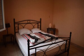 2 chambres, fer et planche à repasser, lit parapluie