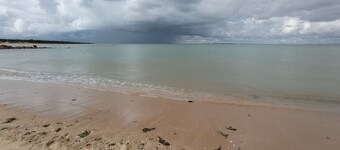 オレロン島の戸建住宅、ビーチの近く、大きなフェンス。