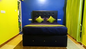 Chambre Deluxe, 2 chambres, vue sur la colline, côté montagne | Lit avec matelas Tempur-Pedic, ameublement unique, bureau