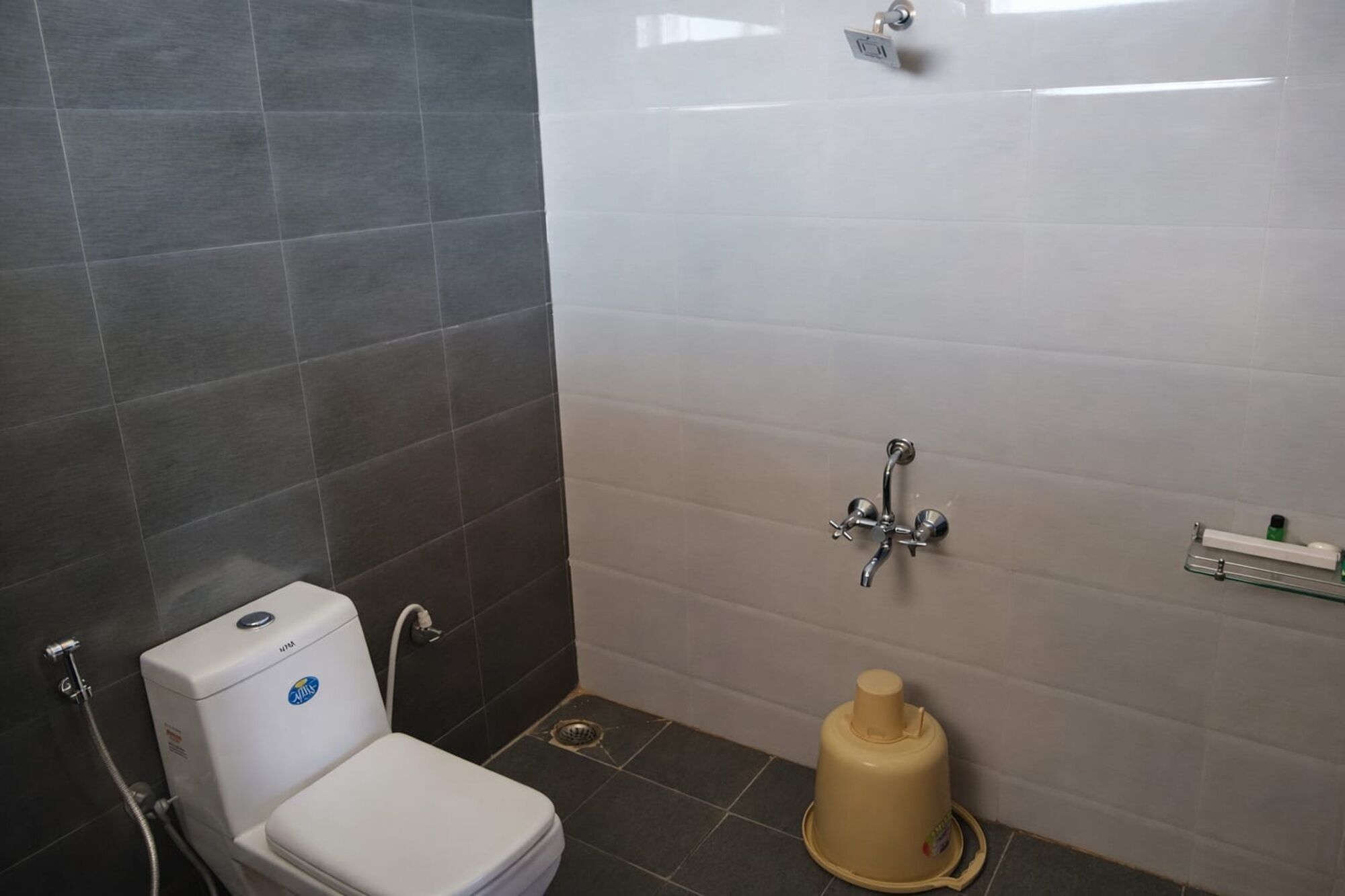Une salle de bain avec des toilettes, une douche et un lavabo.