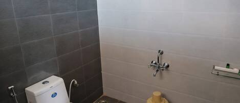 Une salle de bain avec des toilettes, une douche et un lavabo.
