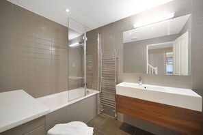 Bathroom -  Executive Apartments in Central London Euston FREE WiFi by City Stay Aparts (London)