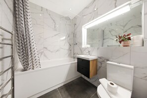 Executive Apartment | Bathroom | Shower, free toiletries, hair dryer, towels -  Executive Apartments in Central London Euston FREE WiFi by City Stay Aparts (London)