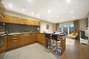 Casa familiar | Cocina privada | Refrigerador con congelador, microondas, horno y parrilla de estufa 