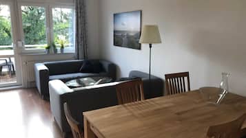 Exclusief appartement | Woonruimte | Een 127-cm flatscreentelevisie met satellietzenders en een televisie