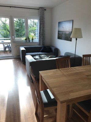Apartamento exclusivo | Zona de estar | Televisión de pantalla plana de 127 cm con canales por satélite