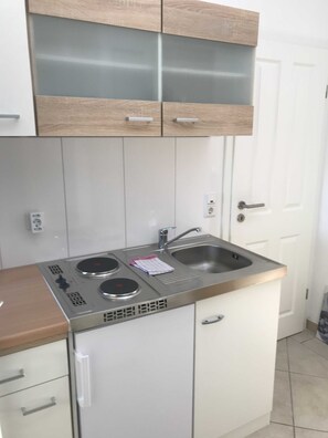 Fridge, stovetop, coffee/tea maker, electric kettle - Wohnen am Wanderweg (Aurich)