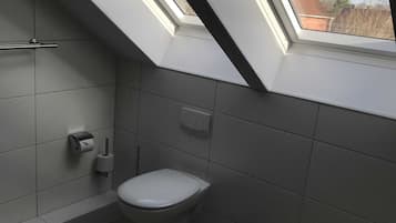 Exclusief appartement | Badkamer | Een douche, handdoeken, toiletpapier