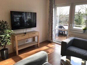 127-cm flat-screen TV with satellite channels, TV - Wohnen am Wanderweg (Aurich)