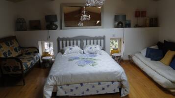 3 slaapkamers, een strijkplank/strijkijzer, reisbedje, gratis wifi