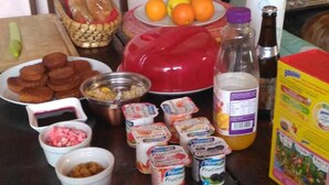 Una encimera de cocina con diversos alimentos y electrodomésticos.