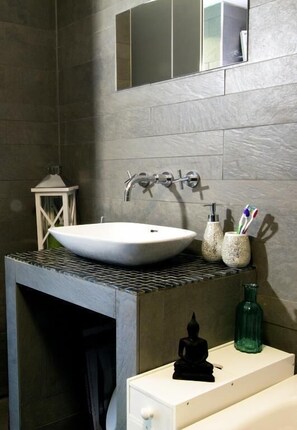 Bathroom - Central New Town Apartment (Edinburgh)
