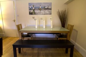 Apartment (Ground Floor) | In-room dining - Central New Town Apartment (Edinburgh)