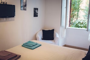 Double Room | Free WiFi, bed sheets - Da Alessia per dormire (Rome)