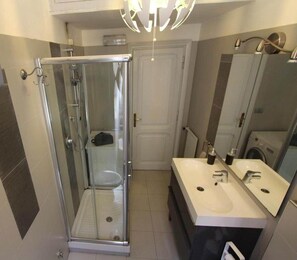 Double Room | Bathroom | Shower, hair dryer, towels - Da Alessia per dormire (Rome)
