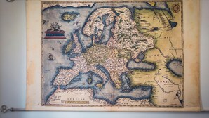 Un mapa histórico con características geográficas detalladas y etiquetas.
