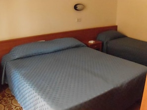 Habitación doble | Camas supletorias, wifi gratis, ropa de cama
