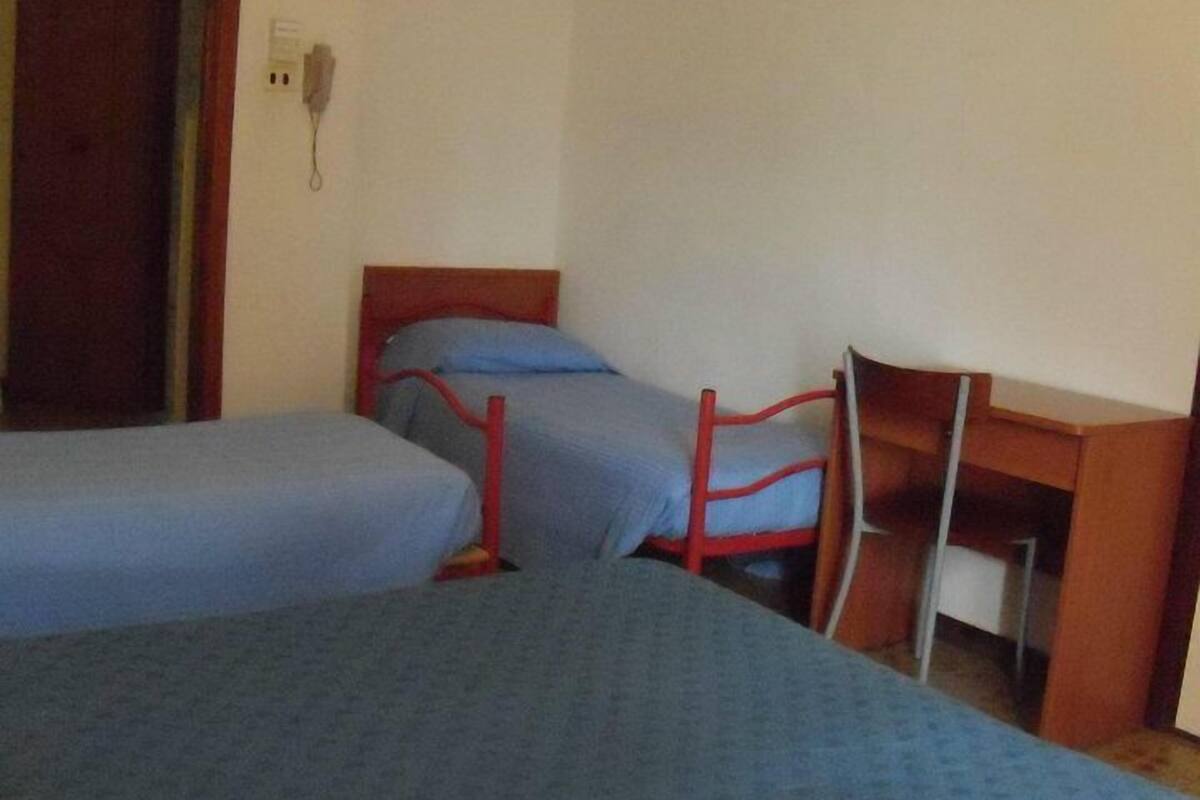 Habitación triple | Camas supletorias, wifi gratis, ropa de cama
