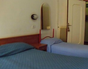 Habitación triple | Camas supletorias, wifi gratis, ropa de cama