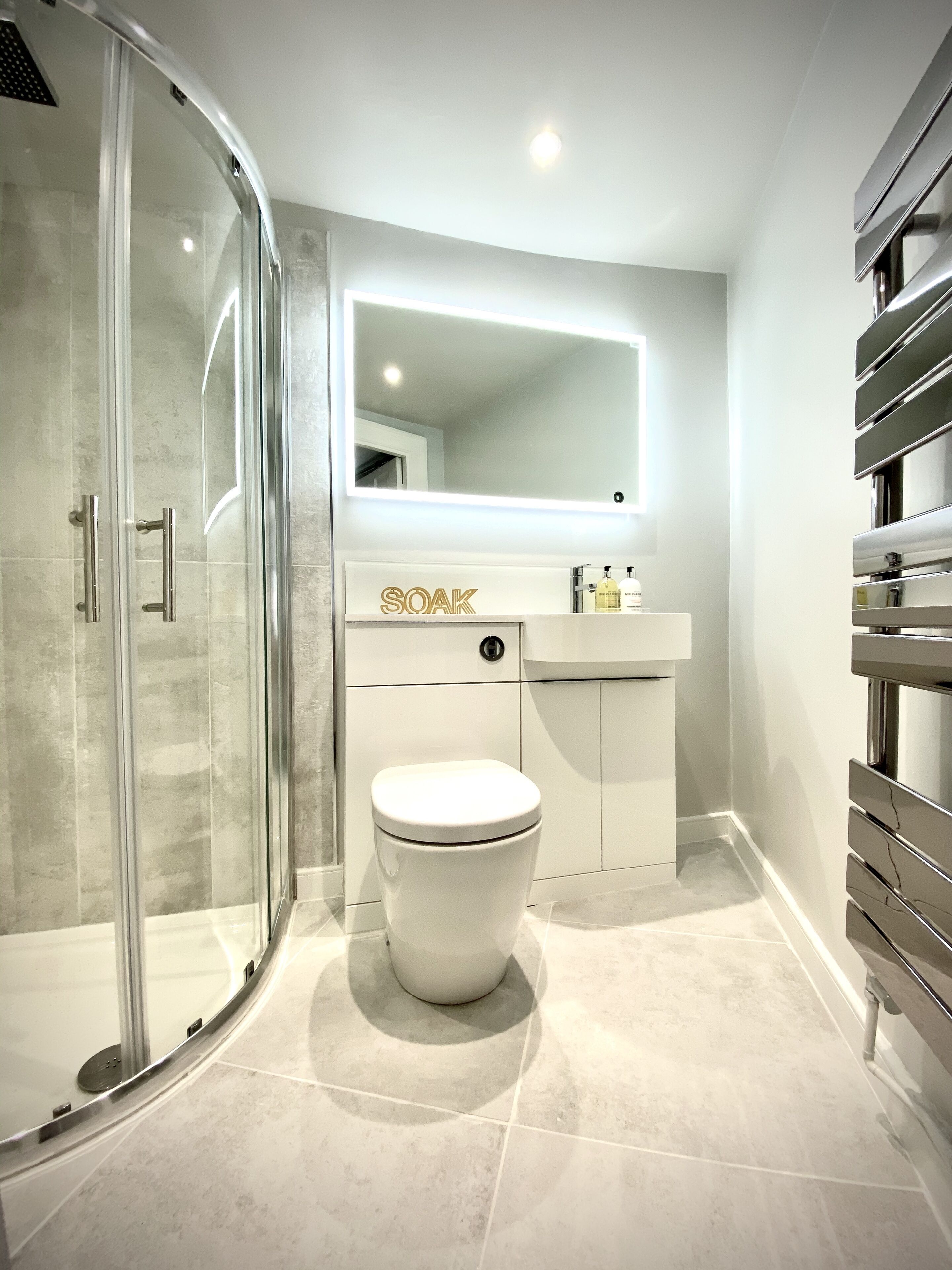 Casa Luxury | Bagno | Doccia, set di cortesia gratuito, asciugacapelli, pantofole