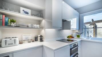 Luxury House | Dapur peribadi | Peti sejuk, dapur, pembancuh kopi/teh, cerek elektrik