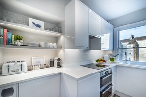 奢華獨棟房屋 | 私人廚房 | 電冰箱、爐台、咖啡機/沖茶器、電熱水壺